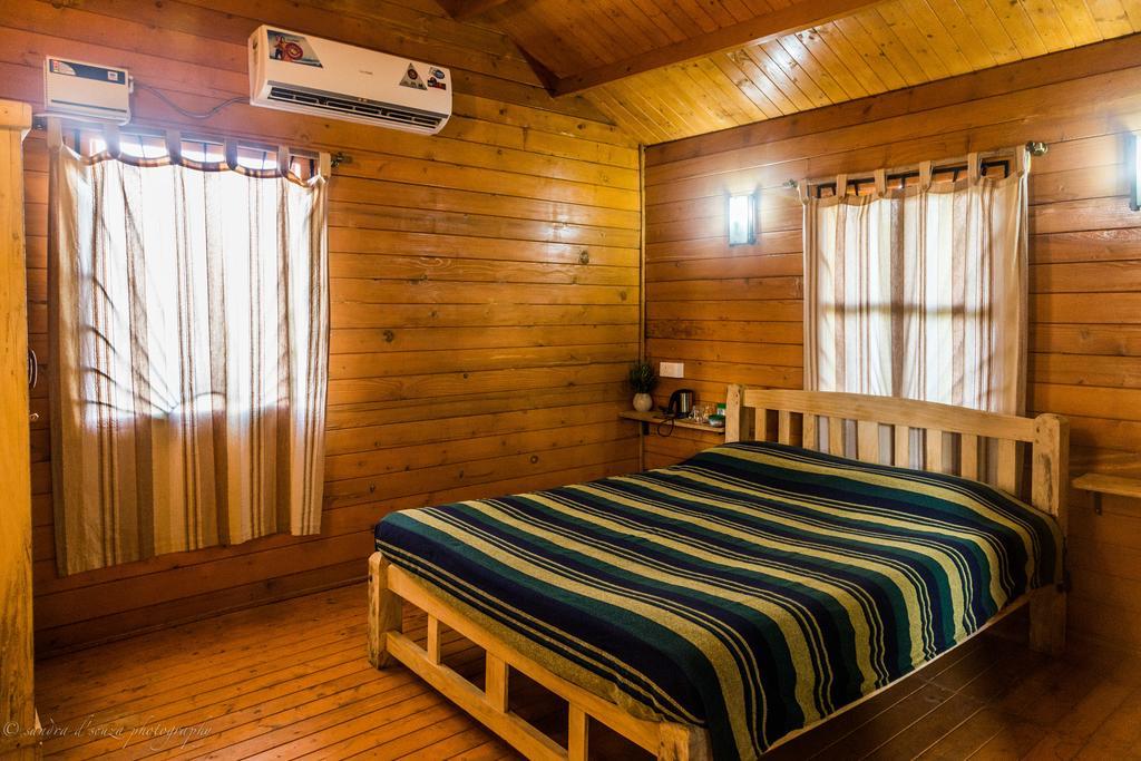 Pele'S Windsong Wood Cottage On The Beach Benaulim Room photo