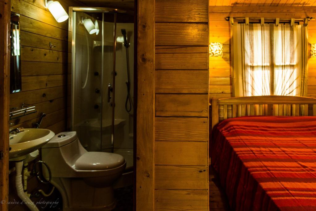 Pele'S Windsong Wood Cottage On The Beach Benaulim Room photo