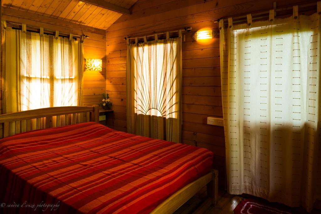 Pele'S Windsong Wood Cottage On The Beach Benaulim Room photo